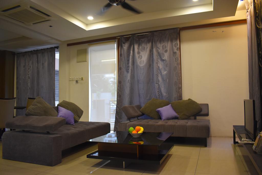 Вилла 67 First Island Bukit Jambul Экстерьер фото